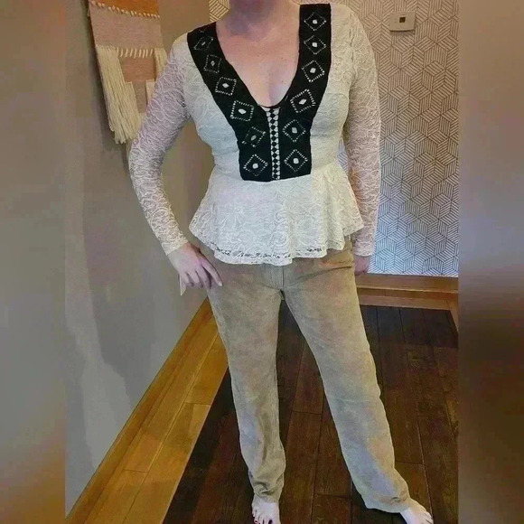 Cream and Black V Neck Lace Top NWT - Large - Picture 4 of 4